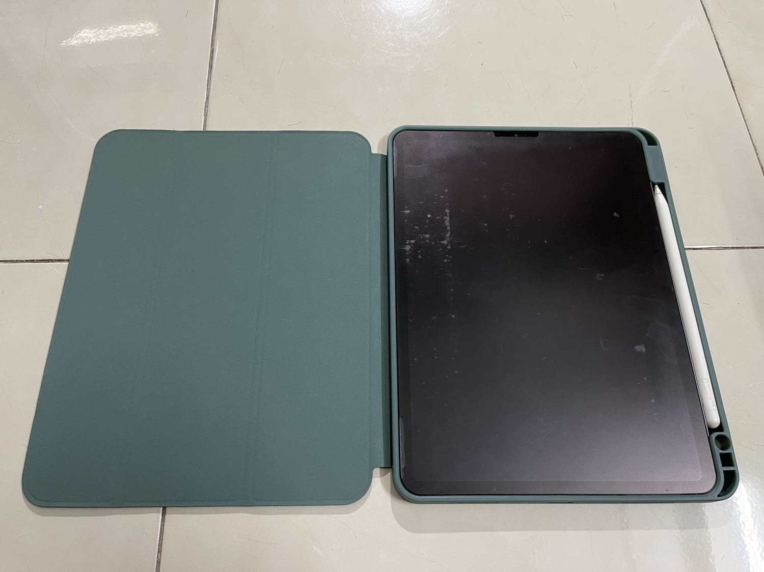 Vỏ ôm vừa vặn với iPad, tuy nhiên hơi mềm, nếu cầm ở góc dễ cong, rơi iPad ra ngoài