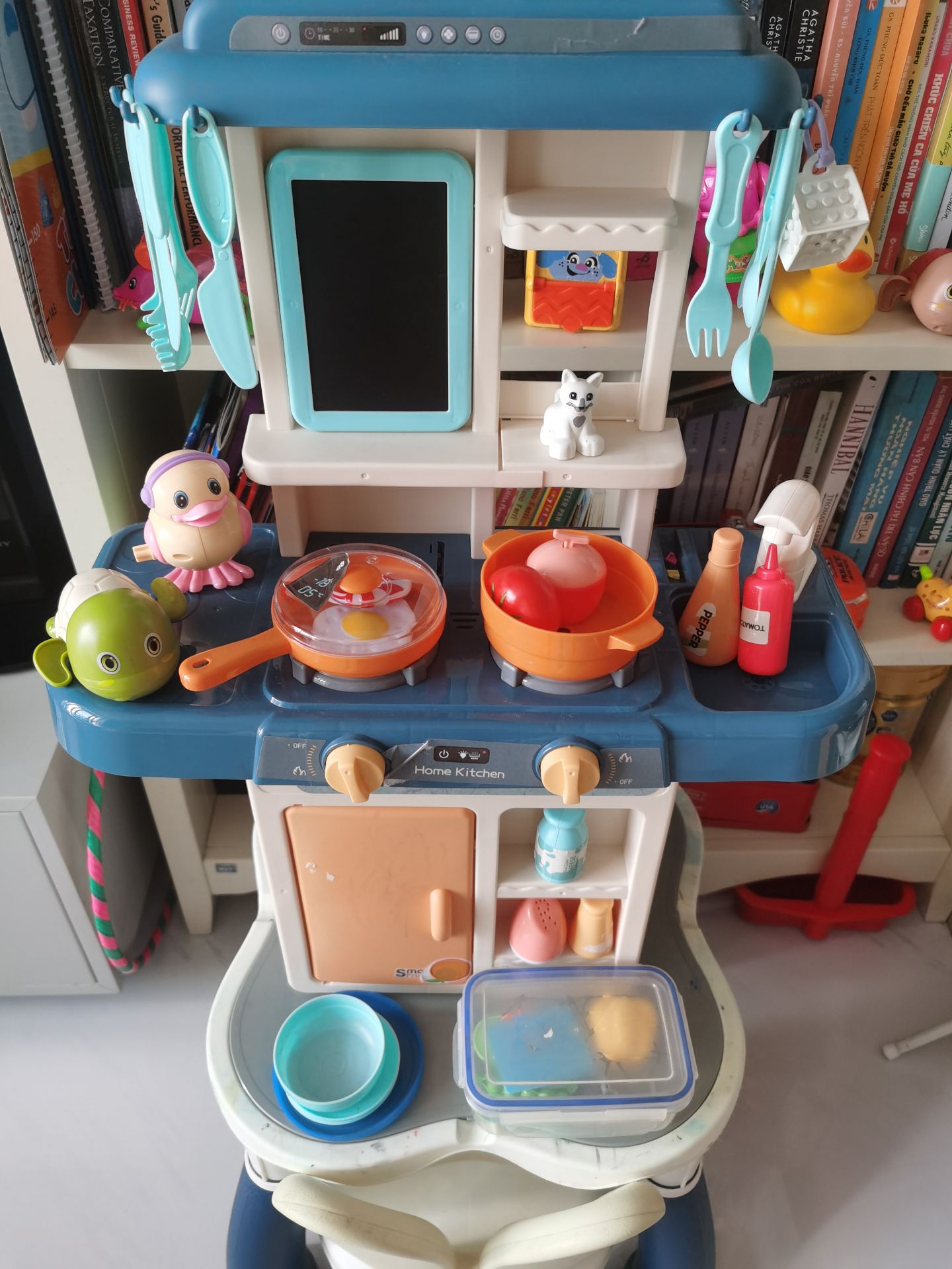 Bé nhà mình mê lắm, ưng nhất là âm thanh nước sôi và có nước chảy cho bé tập rửa chén