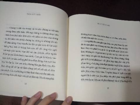 Tiki giao hàng nhanh mà đóng gói thì ẩu.
Về sách: đọc sách như đang ngồi trò chuyện cùng một người bạn vậy chứ không phải là những lời dạy bảo kiểu tuổi trẻ phải như vầy, không được thế này thế kia... Những vấn đề như tình cảm gia đình, tình yêu, học tập thiền sư viết rất nhẹ nhàng, không gò bó cứng nhắc. Highly recommended các bạn trẻ đọc ạ !!