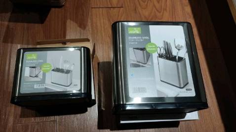 Hàng chính hãng giống với mô tả, nhìn ngoài còn đẹp hơn ảnh nhiều. Thiết kế sáng sảng, bắt mắt, để trong bếp thấy sáng hơn hẳn, inox dày dặn chắc chắn, k có mùi nhựa nồng như các loại khác. Đóng hàng cẩn thận, nhận hàng thấy đóng kỹ là thấy vui rùi, khe để đồ khô thoáng, khá dễ vệ sinh. Mình mua mấy mẫu liền, nào lạ hộp vuông hộp chữ nhật các kiểu