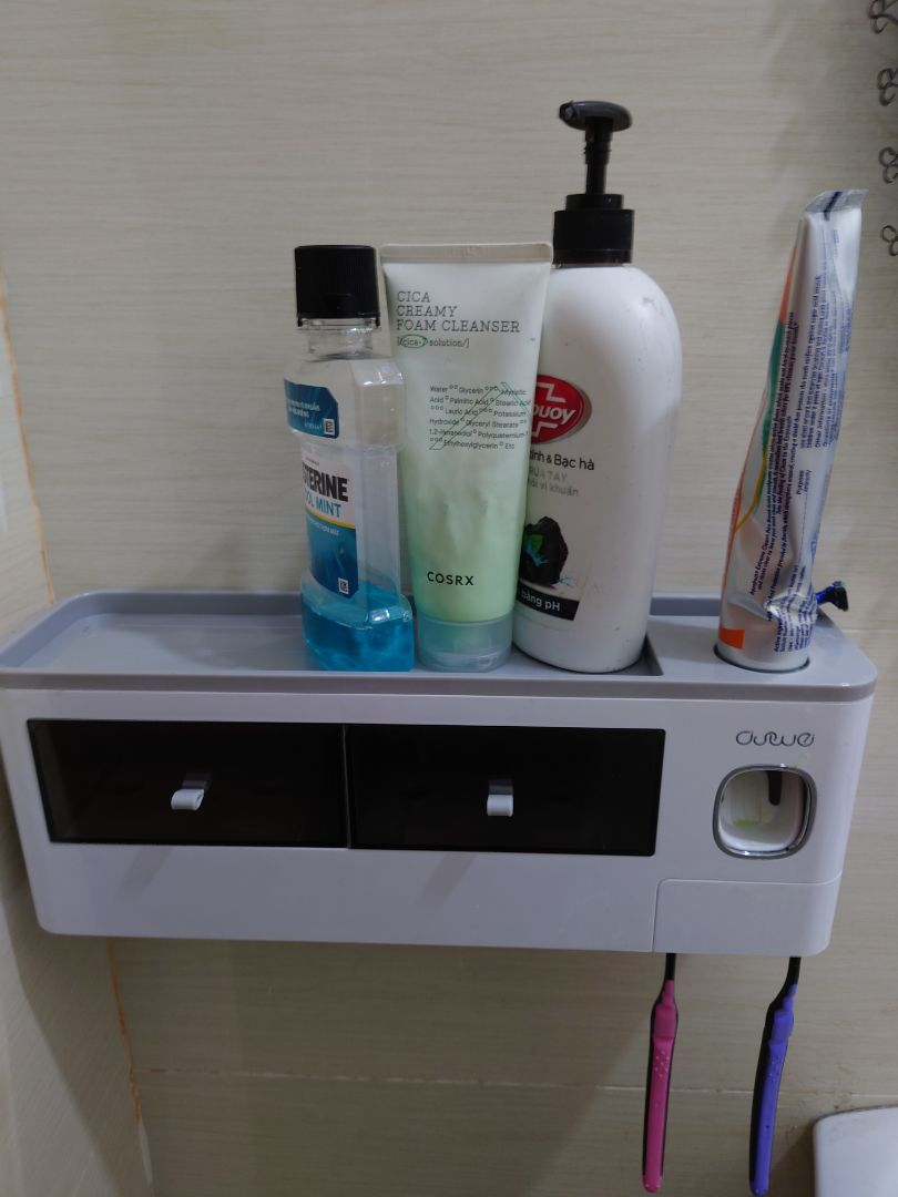 xài ok. Mặc dù phần lấy kem đánh răng hơi khó vệ sinh nhưng đc cái đẹp và tiện. Xui cái t đc giao ly 4 màu. ko phải 4 cái màu trắng nên gỡ mie luôn nhìn cho nó tông xẹt tông. Chắc để mấy cái ly uống nước v. TT