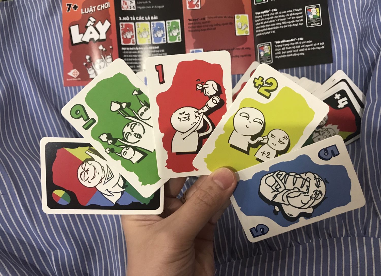 Mỗi hộp 2 bịch bài và 1 tờ luật chơi.
Hài lòng bởi mức giá 65k thì chất giấy sẽ không bằng loại trăm mấy trở lên. Nhưng:
+ Luật chơi khá dễ hiểu.
+ Hình ảnh nhí nhố vui 
+ Giấy tuy không bóng loáng nhưng tương đối dầy (nhưng chính vì dầy nên cân nhắc nếu ép nhựa sẽ phải cắt chừa biên rộng thì cầm sẽ hơi khó xíu nhé)
+ Màu sắc sẽ nhạt hơn hình chụp.
+ Mặt chơi thì bóng hơn mặt lưng.
Nên mua chơi, người lớn cũng thấy vui như con nít. Cô Hai mình 50t hơn rồi vẫn vui lắm khi chơi cùng ^^