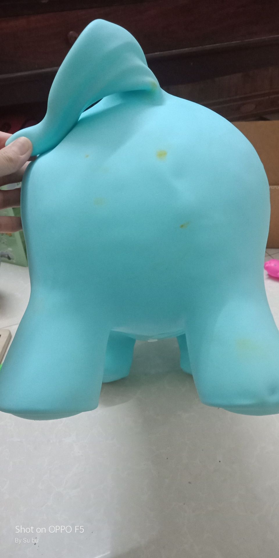 Sản phẩm bị nhơ nhiều chỗ, hàng cũ