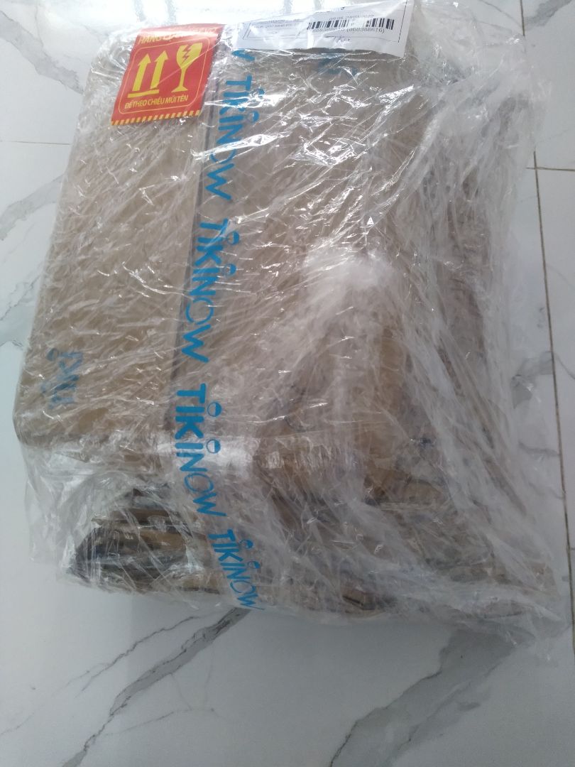 có chai nước tương thôi mà gói hộp chà bá luôn, lót rất kĩ không sợ bị tràn