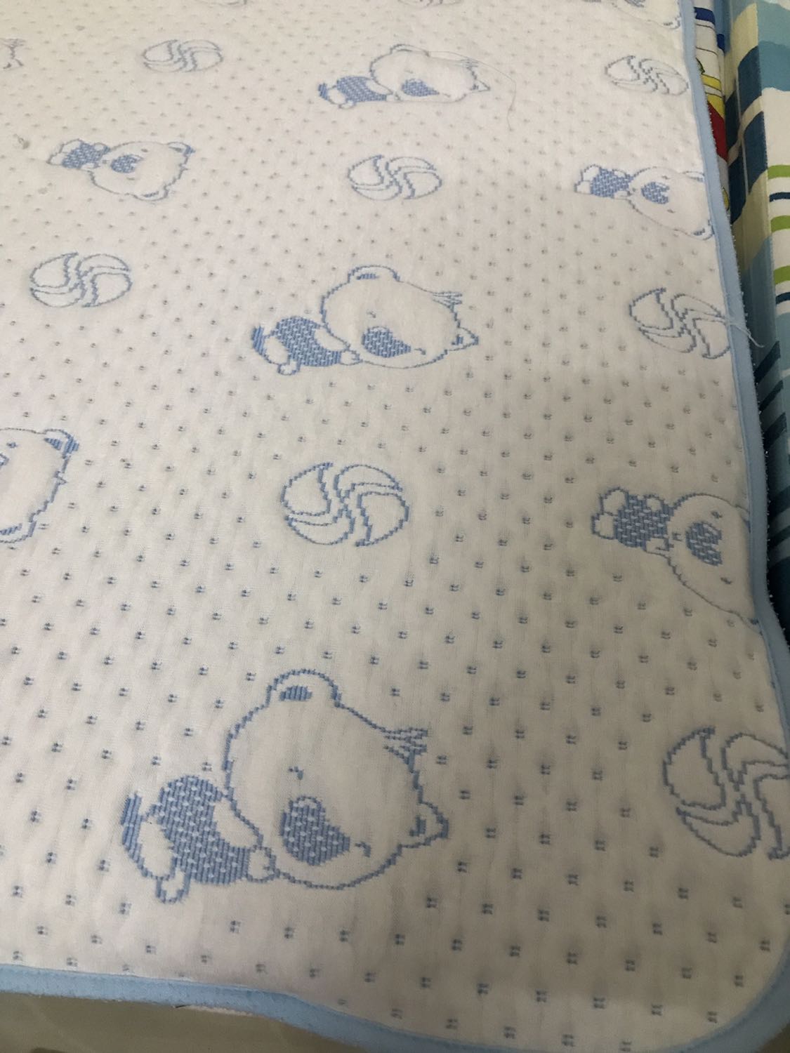 Mình đã dùng sản phẩm này một thời gian thì chất lượng thấm hút vẫn tốt. Tấm lót có dây thun cố định 4 góc và dày 4 lớp nên dù bé nằm lăn lộn cũng rất ít bị xê dịch. Tuy nhiên tấm lót trải giường 1m6 thì nặng và dày nên khi giặt phơi lâu khô và khi sấy máy hay kêu rầm rầm nếu sử dụng máy giặt công suất nhỏ. Sau khi dùng một thời gian và giât vài lần thì bị đổ lông khá nhiều và một vài chỗ trên bề mặt bị rách. Nhìn chung là hài lòng vì công dụng chủ yếu là ngăn bé tè ướt nệm.