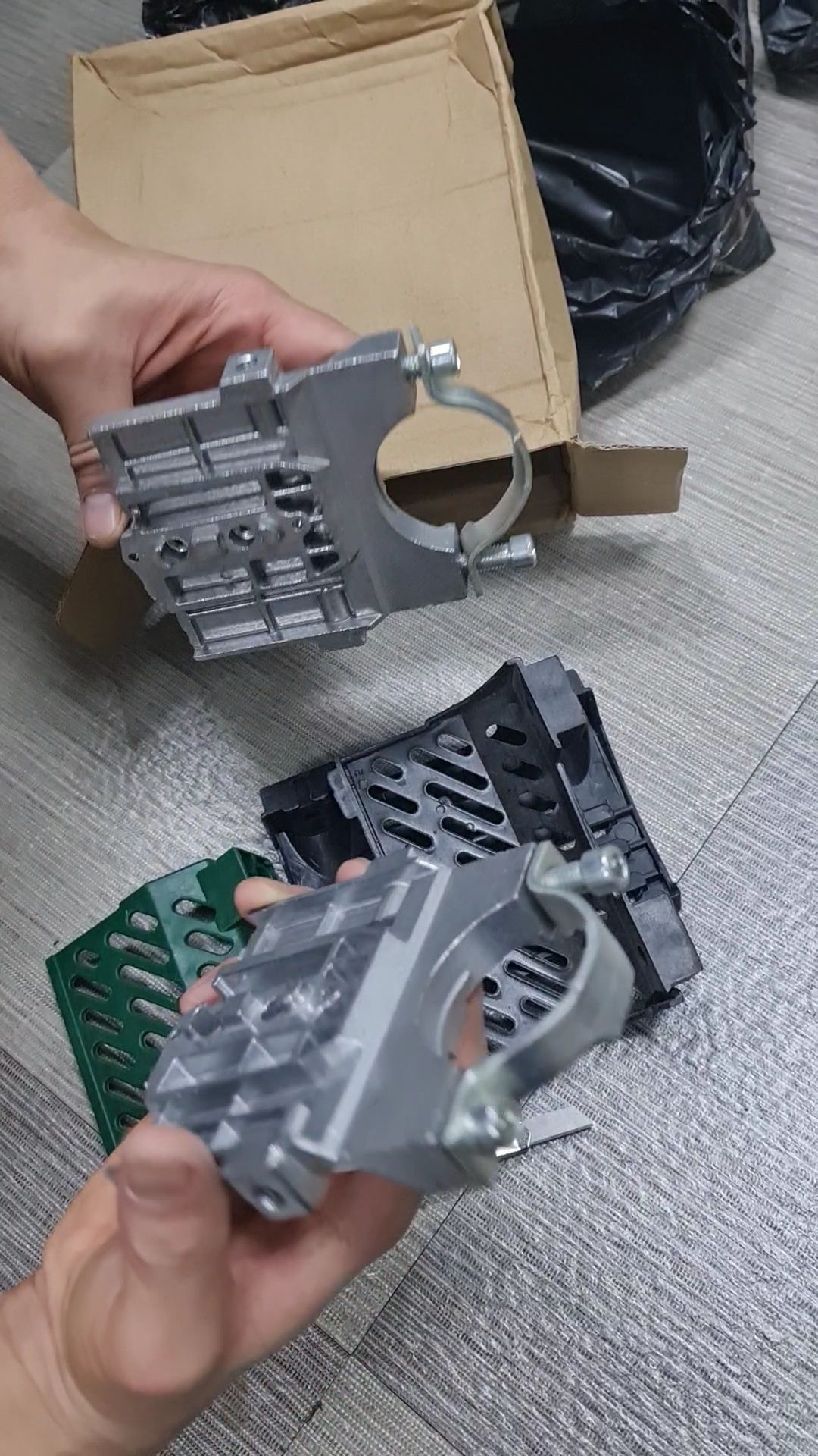 mua khoan mà shop gửi cho cái này. may mình có quay clip mở hàng chứ không thì toi.