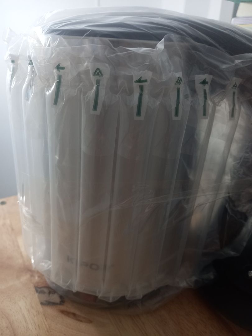 Shop giao hàng rất nhanh, gói hàng rất cẩn thận, ấm đun chắc chắn, sôi nhanh, rất đáng tiền mua 1 ấm được tặng 1 ấm siêu đã, giá cả hợp lí cảm ơn shop vì sản phẩm chất lượng mà giá siêu hời