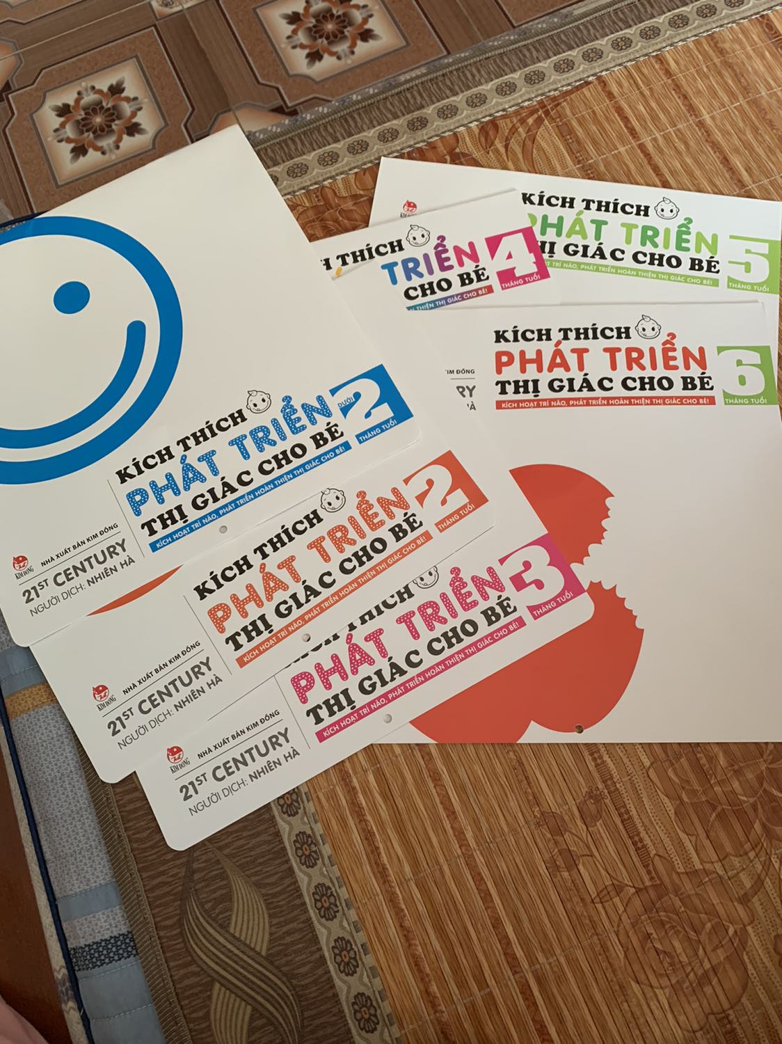 Sách to, hình ảnh đậm nét màu sắc đẹp. Giấy mỏng nên hơi khó cầm khi giơ cho bé xem