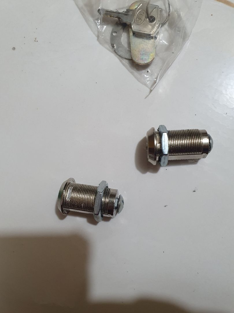 mua 3 cái vặn tán vô được có 1 cái. ổ khóa bị hư ko vặn mở khóa được