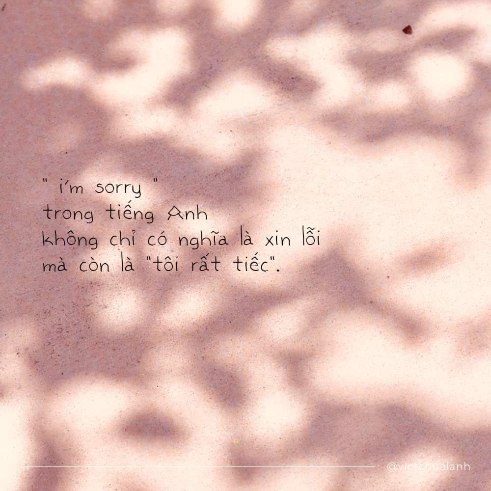 Có câu tỏ tình nào “cao tay” hơn “Em yêu anh” không?

1. ”Có rất nhiều điều muốn nói với anh, nhưng không bao giờ có cơ hội. Em mang chúng đi qua 4 mùa, đưa chúng lên trời cao, trải giữa núi và biển. Hoa nở rộ chỉ là một câu, đêm về lại là một bài. Hoàng hôn bắt đầu viết, bình minh là hàng ngàn trang nội tâm. Cả thế giới được ghép thành một bài thơ, em yêu anh là dòng cuối cùng”

2. “Ở đây có một ngôi sao, nó đã chờ đợi từ mùa xuân sang mùa hạ, đến mùa thu rồi mùa đông, chờ đợi ánh mặt trời buổi sáng của những ngọn núi và hồ nước, chờ đợi trong đêm dài của ngọn đèn cô đơn. Nó đang chờ anh, chờ anh đem những ngôi sao mang ánh sáng rực rỡ đến với thế giới này”

3. ”Anh rảo bước trên quầng sáng của một ngôi sao băng, ngay từ khi anh đến em đã đánh mất trái tim mình. Từ đó, hồi ức núi sông hay ngày đông giá rét, anh đều có em”

4. “Người quan trọng nhất của em, muốn trở lại thời điểm anh chưa trưởng thành, gửi cho anh những cơn gió mềm dịu của dòng suối, dành cho anh những giấc mơ ngọt ngào. Một khinh khí cầu, một ngôi sao, một viên kẹo ngọt, một đám mây, tất cả đều đưa vào trái tim anh”

5. “Em rất thích những thứ ấm áp. Trên thế giới này ấm áp nhất chính là mặt trời, và anh”

6. “Em muốn cùng anh đi qua đoạn đường thật dài, ngày này qua ngày khác để thấy ánh sáng của đêm đen, ngày này qua ngày khác trên những con đường thông và cây bách dần phai nhạt, để những câu chuyện của anh và em sẽ luôn đọng lại trong ký ức”

7. “Vì những khó khăn của cuộc sống, vì năm tháng dài đằng đẵng, vì người nắm tay em là anh, nên mỗi ngày đau khổ đều là những ngày ngọt ngào tinh tế”

8. “Trong mắt anh, em có thể thấy tất cả những điều đáng yêu mà em từng thấy”

9. “Muốn sống nơi đỉnh núi, không có điện thoại em có thể dùng bút viết thư tay cho người quan trọng của em. Lá thư trao anh em gửi từ mặt trăng, ở đây không có không khí, em có thể yêu anh hàng trăm năm”

10. “Khi hoàng hôn được bao phủ bởi ánh trăng dịu dàng, em muốn trở thành một ngôi sao trong thiên hà, ngắm mặt trời lên và đánh thức anh vào sớm mai”

11. “Cuộc sống của em được chia thành hai phần: trước khi biết anh và sau khi biết anh. Có thể lưu lại thế giới vì anh, mỗi ngày tỉnh giấc trong lòng đều là vui vẻ”

12. “Anh chỉ là một khối thiên thạch trong đêm tối vô tình băng qua bầu trời cô đơn của em, phát ra ánh sáng rực rỡ, cho em thấy khoảnh khắc pháo hoa đẹp lộng lẫy. Anh có quỹ đạo của anh, nhưng lại in vào cuộc sống của em một dấu ấn khắc sâu tận xương tủy”

13. “Em có rất nhiều giấc mơ, mơ những vì sao đưa em qua cả triệu năm ánh sáng, chính là hiện tại đang ở bên cạnh anh”

14. Tớ muốn được ôm chặt cậu, dù biết trái tim cậu đang gọi tên một người khác. Bởi tớ thật yếu đuối nên tớ muốn dựa vào vai cậu mãi, dù biết cậu chỉ xem tớ là một người bạn thân.

15. Tôi yêu người ấy bằng thứ tình cảm chân thành nhất, chỉ cần người đó không buông tay thì dù trái đất này có ngừng quay tôi cũng không bao giờ buông tay người ấy.