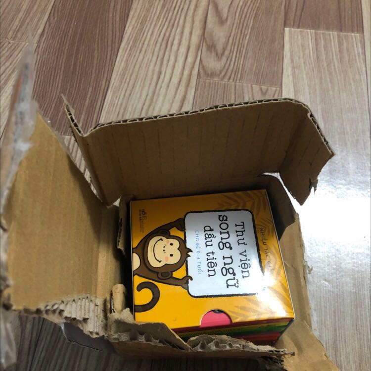 Giao thiếu cuốn Thân gửi sở thú, chỉ giao combo nhưng sách nhỏ, chỉ bằng lòng bàn tay thôi nhé các mom.