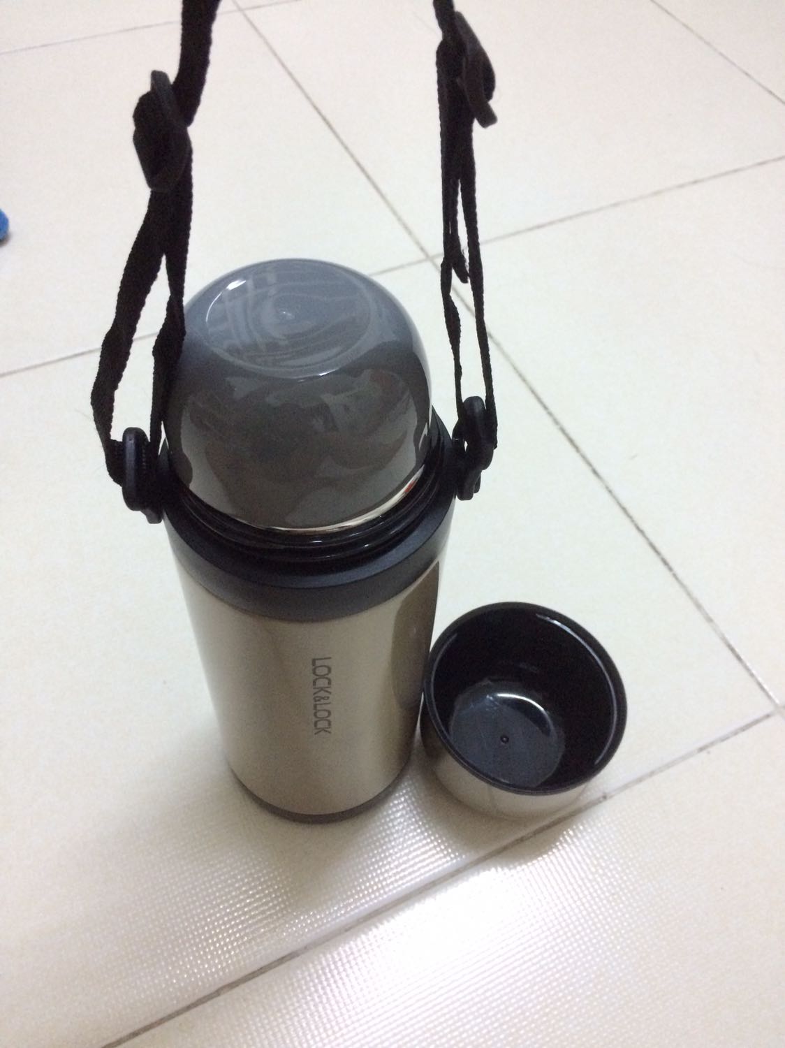 Hàng xịn sò nha mn ơi: bình to gần cả lít ^^, chắc tay, có nắp rót nước uống, có quai xách, giữ nhiệt đc gần như cả ngày luôn nha mn ơi. Hàng của Tiki không làm em thất vọng nha mn ơi! Tiền nào của đó thôi ạ! Chúc Tiki ngày càng phát triển ạ!