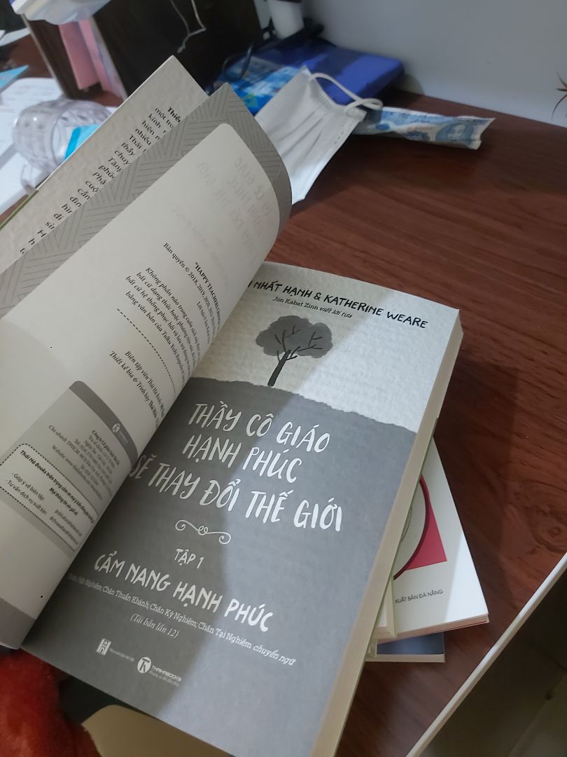 sách đẹp lắm lun á ,huhu , tuy đóng gói k đc bằng mìnhmua trên *** nhưng sách k bị s hết trơn á , mới lắm ý