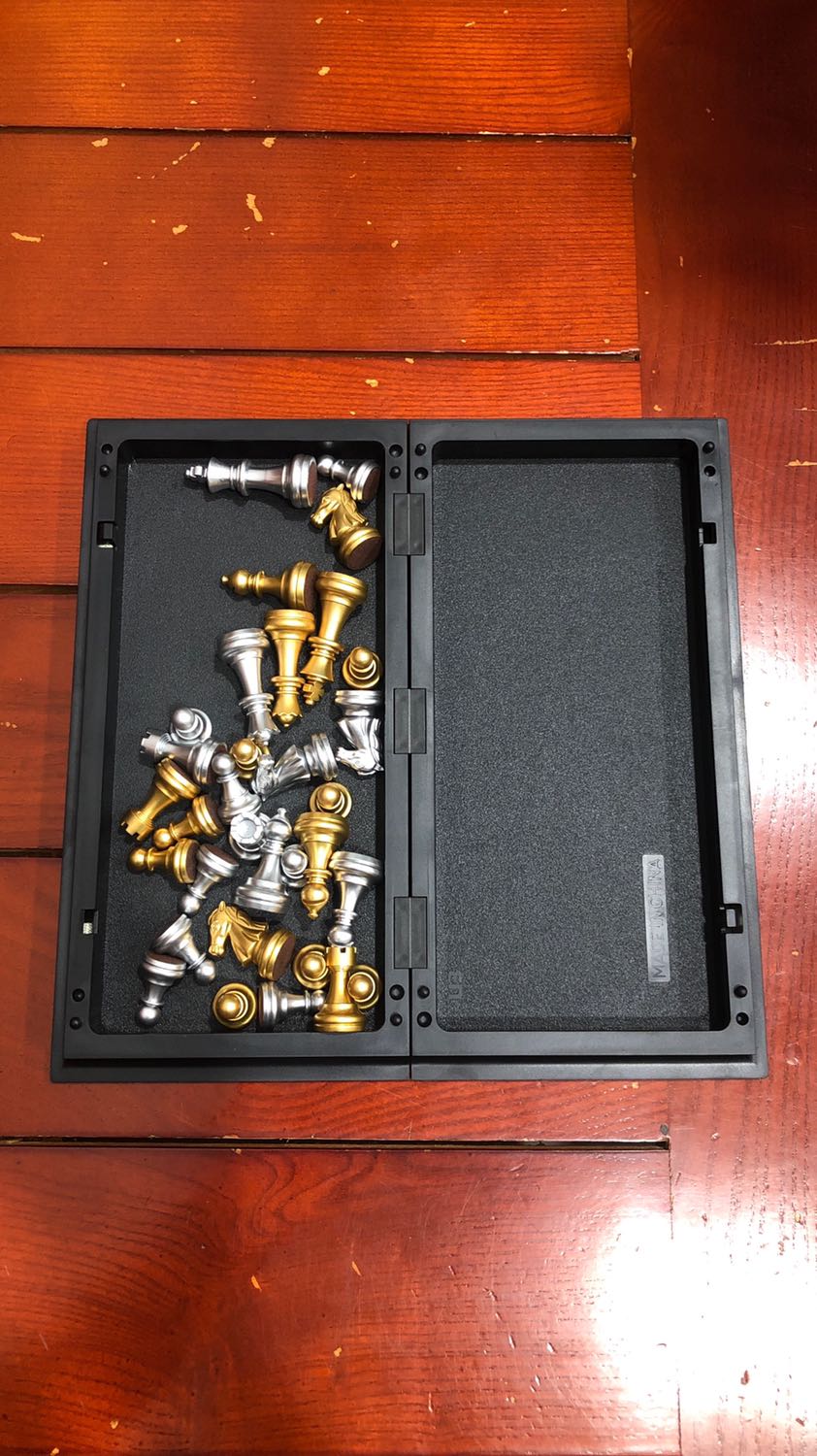 Hàng giao không đúng như mô tả. Bàn và quân cờ là nhựa, không phải gổ. Kt bàn 25x25. Quân cờ bé tẹo. Tôi muốn trả lại hàng hoặc đổi lại đúng như mô tả