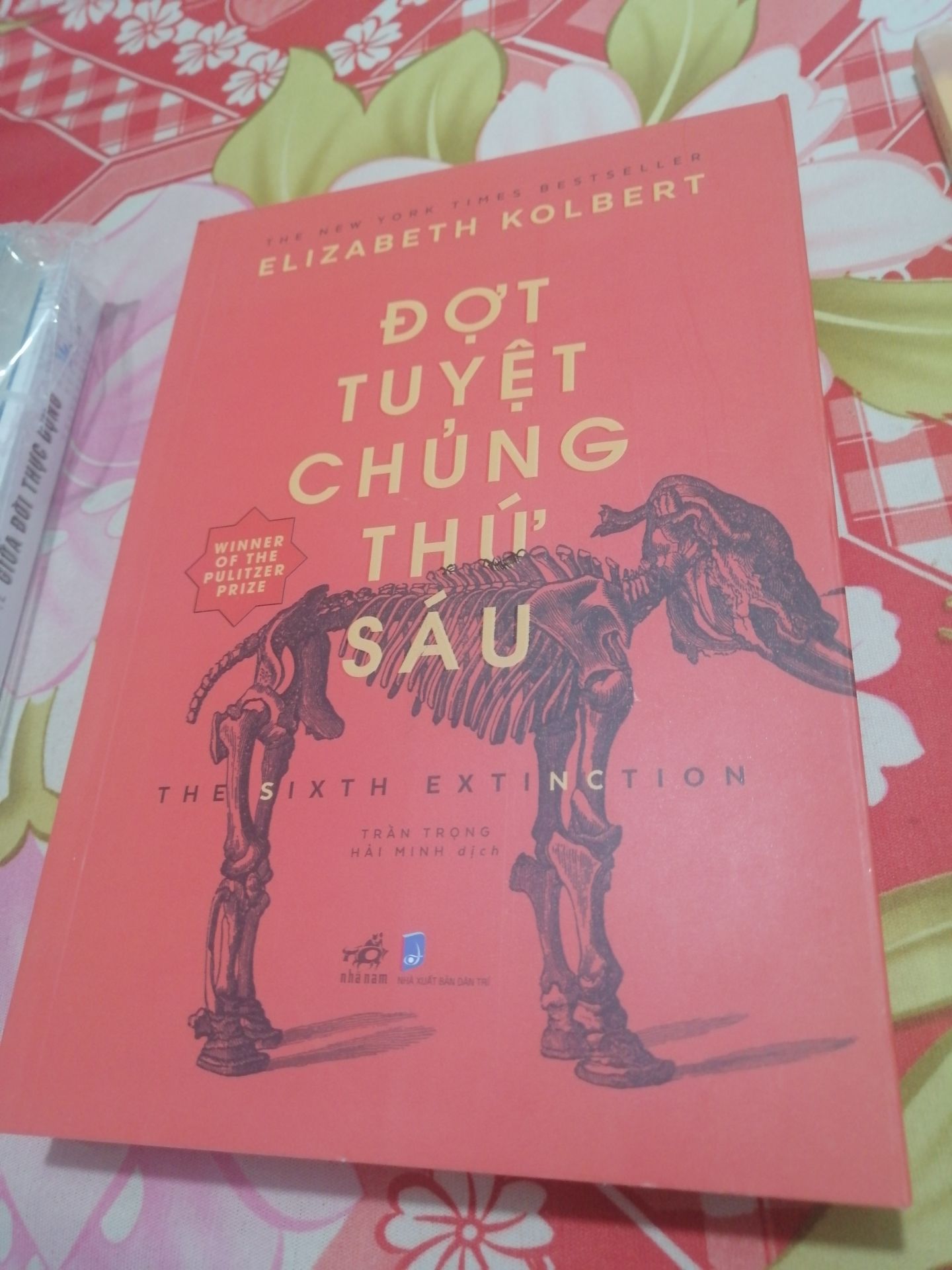 Xét về tổng quang thì khá oke la nhưng mà một số điểm là sách hơi bẩn do cất không kỹ chứ chắc không phải cũ kỷ gì vì mùi giấy khá mới, khâu bảo quản và đóng gói có hơi sơ sài vì bị xước 2 đường rạch như hình cần cải thiện, tóm lại là ok!