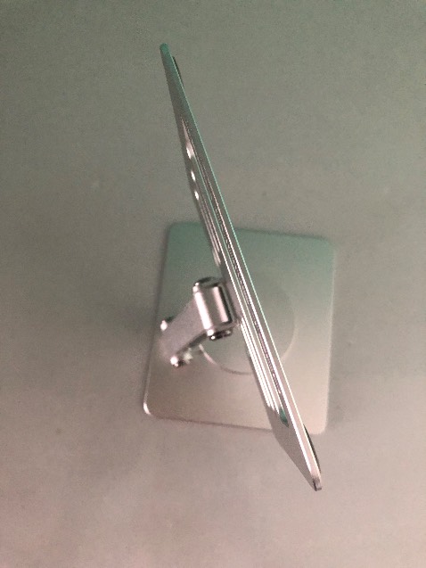 Giá có hơi cao vẫn cầm sp trên tay sử dụng thì rất ưng ý, thiết kế hợp kim nguyên khối kèm silicone chống trầy, đặc biệt cái xoay hữu dụng nhẹ nhàng xoay điều chỉnh, sp bá cháy quá shop tặng 5*