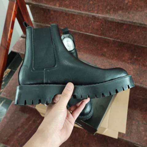 đôi giày này chấm cho 10/10 điểm lun. Đáp ứng hết các tiêu chí đẹp, chất lượng tốt. Combo thêm shop dễ mến, sẽ giới thiệu bạn bè đến mua của shop