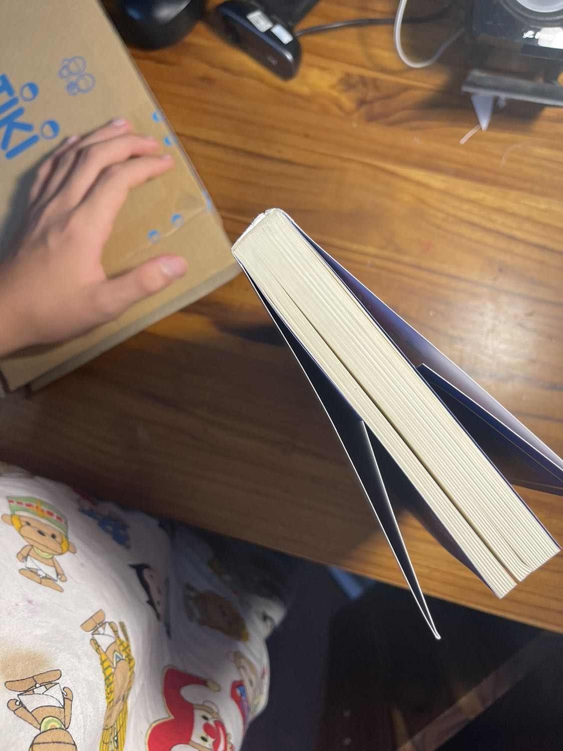 Shop đóng gói không hề có tâm chỉ có mỗi cái hộp và môht quyển sách để sách nó móp còn tróc keo nx chứ thật không thể hiểu nổi mong bên shop hỗ trợ mình hoàn trả lại đơn hàng(còn bookmark thì đầy đủ) Shop đóng gói không hề có tâm chỉ có mỗi cái hộp và môht quyển sách để sách nó móp còn tróc keo nx chứ thật không thể hiểu nổi mong bên shop hỗ trợ mình hoàn trả lại đơn hàng(còn bookmark thì đầy đủ)