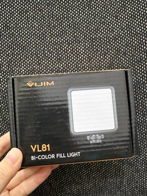 Đèn vijim VL81 cung cấp ánh sáng vừa đủ, có nút vặn phía sau có thể điều chỉnh được nhiệt độ màu phù hợp khá thuận tiện, nhỏ gọn và đẹp. Shop giao hàng nhanh, đóng gói cẩn thận, sẽ ủng hộ tiếp