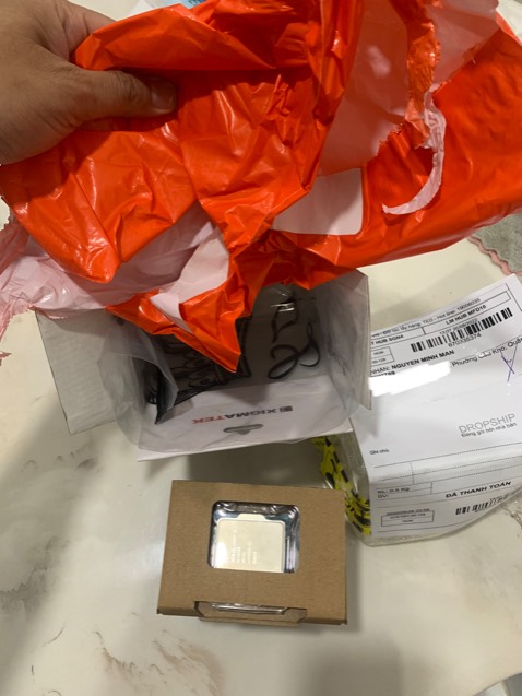 (*) Đánh giá không tính điểm
Mới nhận hàng chưa *** nhưng mà muốn đánh giá tệ về sản phẩm. 
Nhìn vào cách đóng gói là mình muốn trả hàng ngay.
Không lẻ hãng intel không làm nỗi cái hộp để đóng gói con chip mấy trăm đô sao nhỉ?
Hay là do sản phẩm có vấn đề và không còn hộp để giao. 
Vừa khui hộp ra là nản tới nản đang cần dùng mà gặp vầy muốn trả hàng ngay