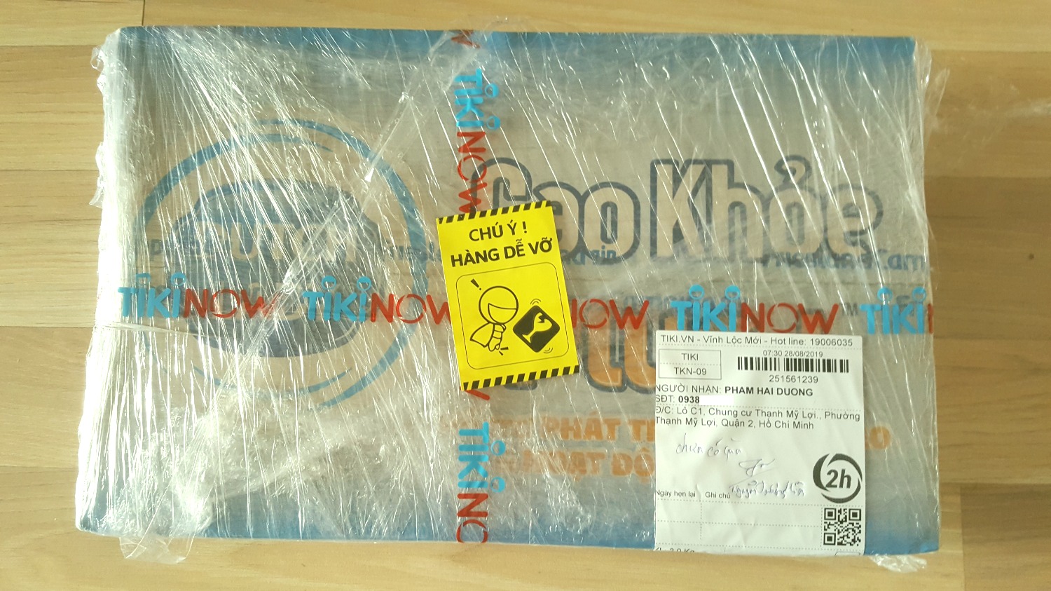 QUẢNG CÁO KHÔNG ĐÚNG SỰ THẬT!

Giao sữa khá nhanh, nhưng quà hộp đựng bút thì chờ mãi không thấy đâu.
Người giao hàng đã ký xác nhận "chưa có quà" và nói rằng sẽ do bộ phận khác chuyển quà sau, nhưng chờ mãi cả tuần nay vẫn không thấy quà.
Mặc dù quà rất nhỏ, có giao quà chưa chắc đã dùng, nhưng điều này làm mất niềm tin của khách hàng.