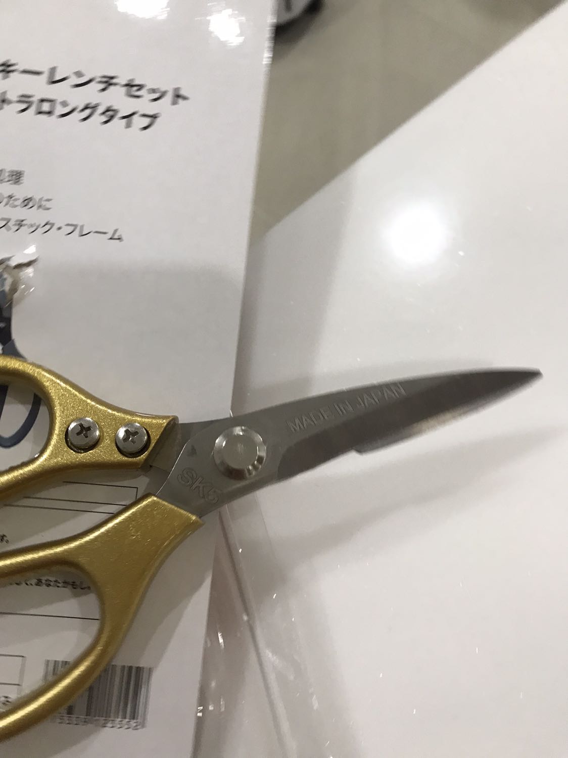 Kéo này hàng Fake rồi nhìn cũng cứng cáp nhưng là in chữ ko dập nổi như hàng xịn cũ của mình !kéo Bạc cũ mình dùng in chìm hẳn trên sp và rất xịn tốt!