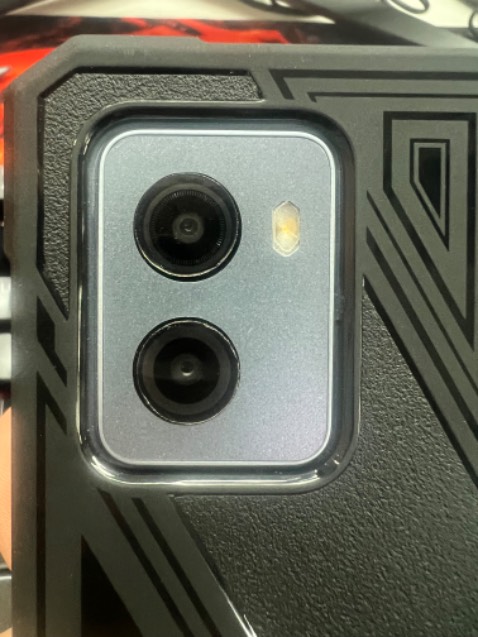 Dán ok , bề mặt hơi nhỏ nên hơi lem xíu , thiếu miếng tặng kèm nên cho shop 4 sao