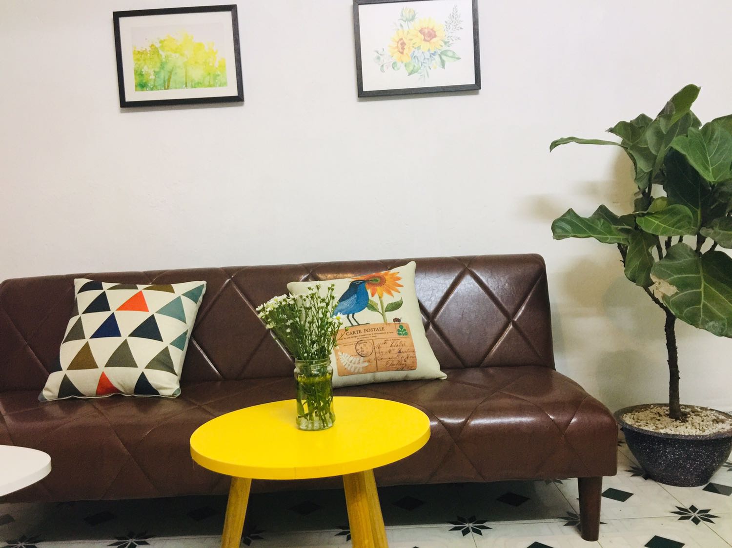 Mình đặt hàng trên tiki, hàng chắc chắn, có thể lật ra như giường ngủ. Dễ lau. Nói chung ưng ý. 

Có điều hôm qua nhìn thấy 1 chỗ chỉ hơi lỗi. 

Trong nhiều mẫu Sofa nằm ưng sp này nhất. Chắc chắn, dễ lau, 1m78, hơi tối nhưng mua thêm ghế Sofa hoặc tấm trải thì Ok

Bạn nữ giao nhận ảo
rất nhiệt tình, phụ Bê