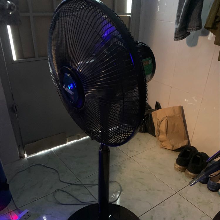 Quạt để chế độ low thì khá êm, nhưng chỉnh mức cao hơn kêu to, người quen quạt êm sẽ khó chịu. 

Chân đế to đứng rất vững. Quạt mạnh và mát, chỉ có điều remote không có chỉnh chế độ quay phải nhấn trên thân quạt khá mất thời gian.

Về độ êm của quạt mình chưa đánh giá cao lắm so với giá tiền.