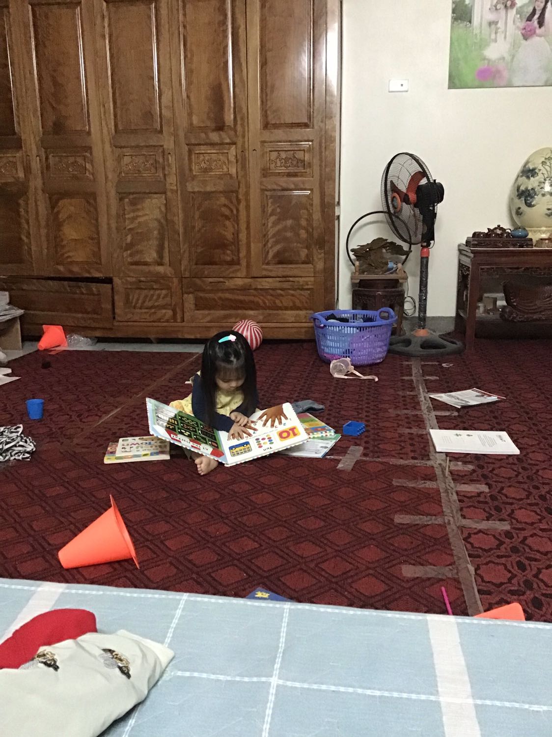 sách đẹp, mới ko tì vết, bé nhà m rất thích, bé nào mê peppa thì ko nên bỏ qua nhé, nhiều từ vựng hữu ích