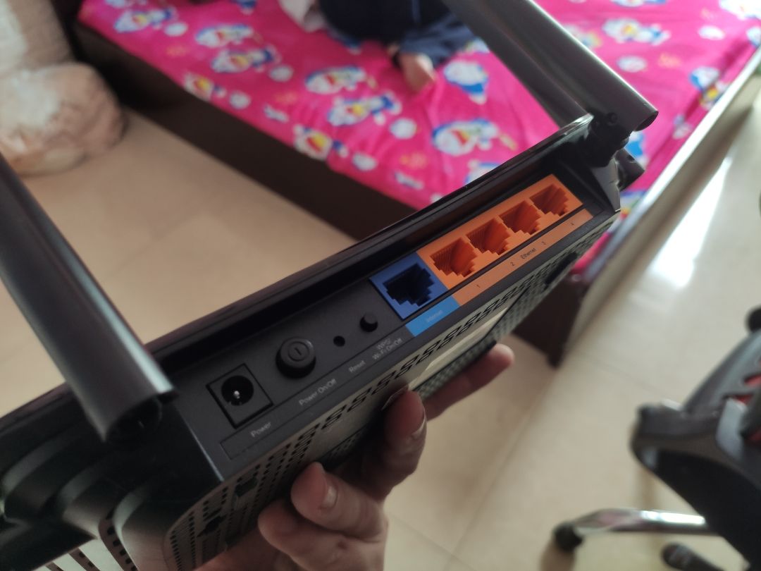 Router tốt. Dễ setup. tuy nhiên các bạn đừng quá mong chờ vào sóng 5g của con này (hay bất kỳ con router băng tần kép nào) vì sóng 5g khá bất ổn. 

Mình setup con này chạy băng tầng kép có chức năng tự chuyển đổi tần sóng để phù hợp với vị trí kết nối. Tuy nhiên *** game thì ping ko ổn định và mình phải tắt hẵn sóng 5g luôn thì mọi thứ bt. 

Tóm lại, giá ổn, có mã giảm nên cũng ko quá đắt. Tầm phủ sóng ổn, xuyên tường cũng không đến nỗi tệ. Xem youtube trên thiết bị điện thoại load mượt mà. Tuy nhiên để có trải nghiệm sóng 5g chơi game mượt mà bạn cần các model cao cấp hơn mẫu này.