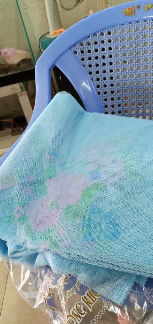 giao nhanh ,dong goi kỹ.san pham màu sắc k đung hình  đăng bán. minh thich hình hoa tulip hon.hoi that vong nhung chat luong mùng dc.hình như bị bám bụi. sờ vào mùng thấy co ít bụi.