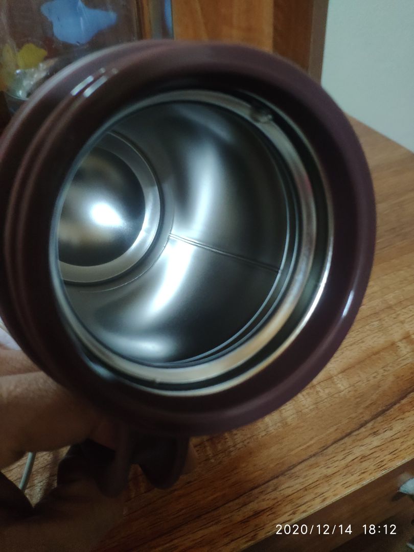 Cảm nhận ban đầu. Gia công bình thường, dập từ miếng inox hàn lại, mang tiếng hàng thương hiệu, phần nắp miệng ko phải bằng inox như sp khác, đế ko có cao su chống trượt như mô tả, ko biết phải hàng thật ko, mong tiki phản hồi.
Do mua hôm sale nên tạm đc, chứ tầm giá như vậy mọi người nên tìm sản phẩm khác tốt hơn. Mùi nhựa còn nhiều như các bạn trước phản ánh