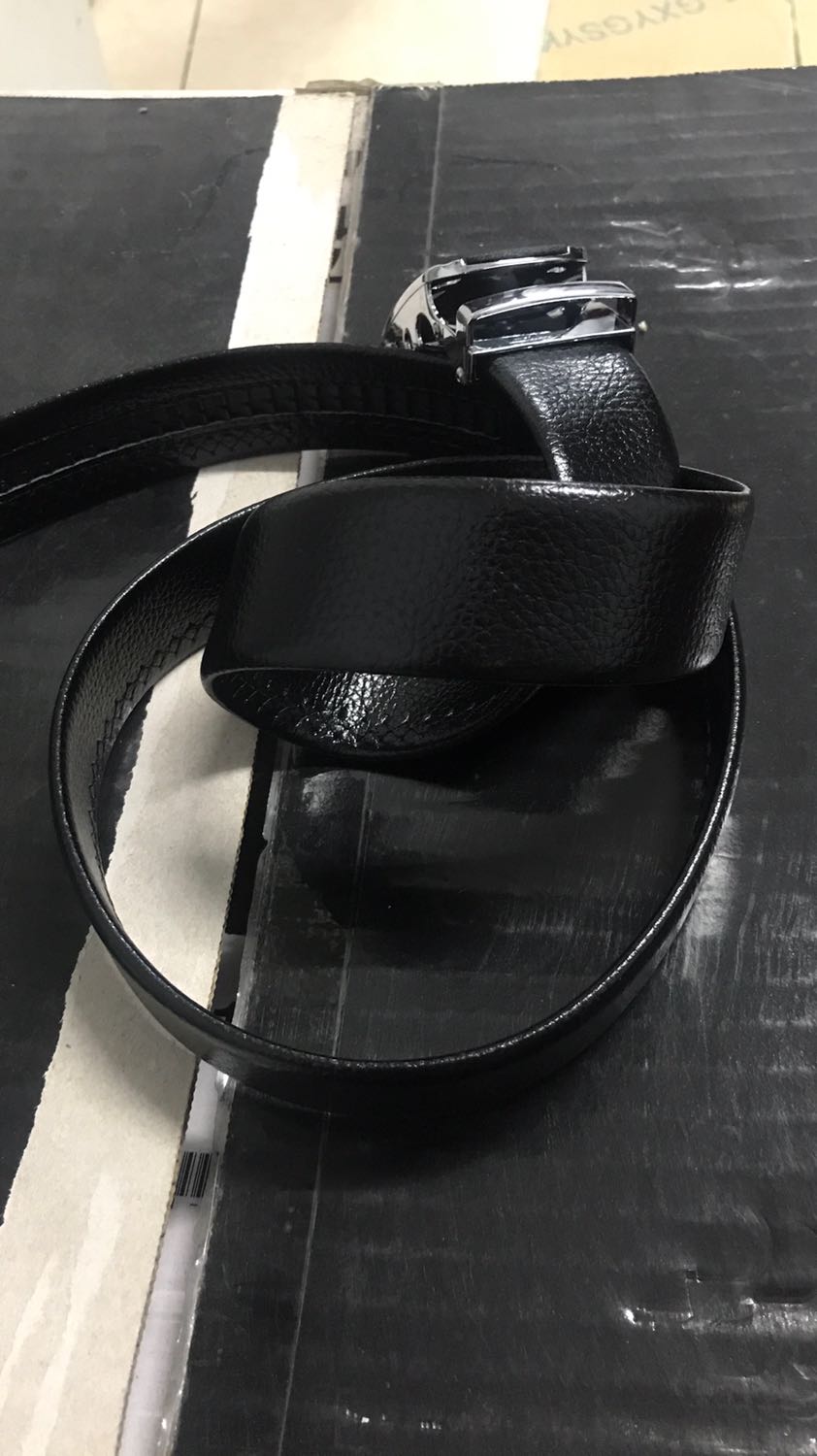 Thắt lưng thiết kế thời trang. Nhìn đơn giản nhưng khá đẹp và dễ phối đồ. Phần khoá thắt lưng thiết kế chắc chắn. Phần dây da vừa mềm vừa dài. Da chắc chắn bóng đẹp. Đường may chắc chắn, giá cả thì quá là hợp lý luôn. Shop đóng hàng cũng cẩn thận nữa. Thanks shop.