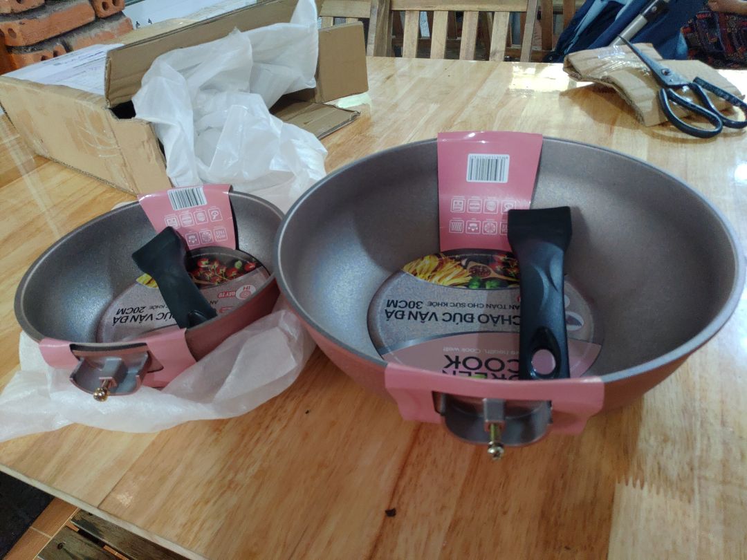 Chảo được tháo cán ,nên đóng gói rất tốt và thuận tiện ( không như *** hãng khác ).