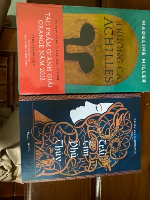 Đang đọc trên kindle nhưng sách đẹp quá nên phải quất luôn.
Sách  ko phải hay nữa mà là đẹp, đẹp từ câu chữ đến nội dung. Ngoài Lolita ra thì đây là quyển duy nhất gây ấn tượng cho mình ở cách miêu tả, cách dùng từ tinh tế như thế🥺 Nội dung thì khỏi bàn, tuy đến bây giờ vẫn ế nhưng sách giúp mình biết được yêu 1 người đẹp ntn, cảm giác muốn hy sinh cho người mình yêu ra sao. Nội dung mấy chương đầu hơi nhàm, nhưng tả đẹp, mình cứ cảm nhận cái vibe “Call me by your name” đâu đó trong đây, tuy ở 1 timeframe khác, 1 không gian khác. 
Mình kiểu run out of words để nói về quyển sách này rồi, vì với mình nó quá đẹp huhu, mình ko có thói quen đọc lại sách, nhưng chắc quyển này mình sẽ đọc lại n lần mất