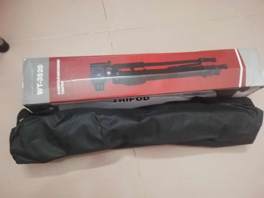 Mình mua với giá 220k, nhìn chung sp phù hợp với người ko chuyên như mình. Tripod cầm đầm tay, rất chắn chắn nếu dùng cho điện thoại và máy ảnh dưới 2kg. Giá của shop lại mềm hơn *** với laz nhiều, đóng gói hàng kỹ lưỡng nữa. Nên mua.