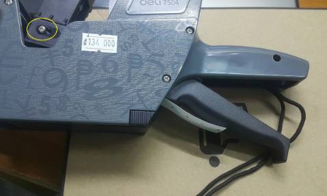 Tiki giao hàng rất nhanh và chuyên nghiệp. Nhắn tin trước 30 phút khi giao, NVGH khi đến gọi trước 2-5 phút để hẹn khách. Tác phong nhanh nhẹn, chuyên nghiệp.

Sản phẩm máy bắn giá Deli 7504 có giá rất tốt: 151.000, mình được Tiki áp dụng mã giảm 12% cho đơn VPP trên 200k nữa thì giá về rất hợp lý.

Sản phẩm màu sắc trang nhã, đỡ dơ, gia công không có nhựa thừa, cần bấm rất nhẹ nhàng. Mình xem sách hướng dẫn thao tác thay rulo mực và thay giấy không quá khó, có 2 khớp để thay 2 chỗ này.

Là loại máy bắn giá 1-DÒNG-ĐƠN. Gồm 8 dãy ký tự: có thể đánh 1 ký tự ở đầu và 7 ký số ở sau. Mình có đính kèm bảng liệt kê các dãy ký tự để mọi người dễ xem, tham khảo. Vì thiết kế không có dấu chấm phân cách hàng nghìn nên buộc lòng mình phải để khoảng trắng để phân ra nhóm 3 ký số (Nếu muốn mod lại mình phải dùng một ít nhựa dẻo để dán đính lên cái khuôn trong dãy ký tự ngăn cách đó.

Có thể bấm nhiều loại: như ngày tháng, EXP, %, kg, g, ĐVT, tùy bạn sáng tạo. Nhu cầu của mình là bấm giá tiền đồng và mã thì như vầy là đủ.

LƯU Ý: Không có ký tự "VNĐ" (chỉ có ký tự "đ"), Đơn vị tiền tệ đặt ở đầu không phải ở cuối. Các bạn lưu ý để mua đúng loại nhu cầu của mình.

Cảm ơn TIKI Trading!