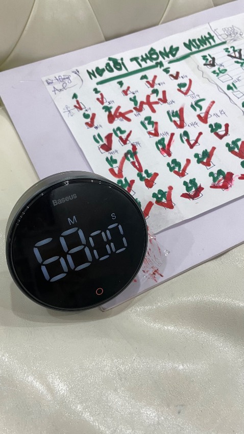 Đồng hồ chạy tốt, dùng dễ dàng. Âm thanh kêu liên tục tới khi mình ấn tắt mới dừng - đó là cái hay. Không nên dùng pin con thỏ, nên mua loại pin sịn hoặc mua luôn pin sạc dùng lâu bền hơn.