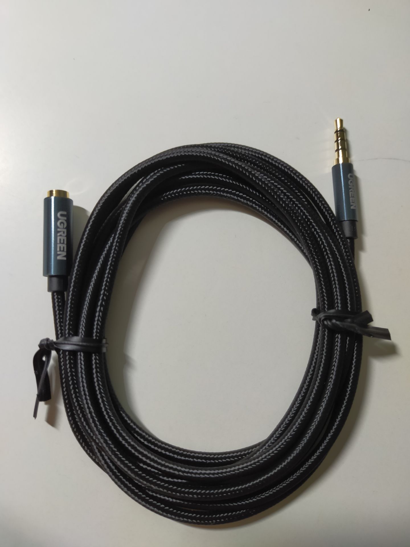 Sản phẩm rất đáng tiền luôn. Có bao bì, nhãn mác đàng hoàng.
 Thân cap nhỏ, bọc 3 lớp chắc chắn. Đầu cap bằng kim loại, mức độ hoàn thiện chi tiết rất đẹp, phần đuôi đầu bằng cao su nhưng dày và ko dễ đứt. 
Cap loại TRRS, kết nối hoàn toàn ngon lành, âm thanh lẫn mic đều tốt.
Bỏ ra nhiều tiền hơn các loại dây nhựa mua ngoài mấy tiệm vi tính 1 xíu mà chất lượng hơn hẳn.