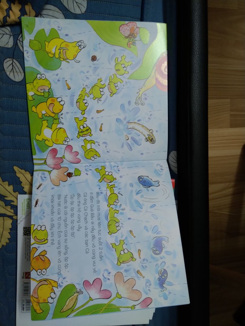 BỘ EHON này tạm được. 
Điểm cộng là có Song ngữ + quét QR code thì có Clip đọc truyện Tiếng Anh.
Điểm trừ là in ko đep, nội dung trang vẽ bình thường, ko xứng là Ehon, mua 1 bộ Mà gáy sách cũng lung tung, giá 29k/ quyển (16 trang mỏng te) là không xứng. 
Ai mua bộ này thì mua bộ CHÚ ẾCH CON hay va bổ ích và đặc sắc hơn nhiều.
