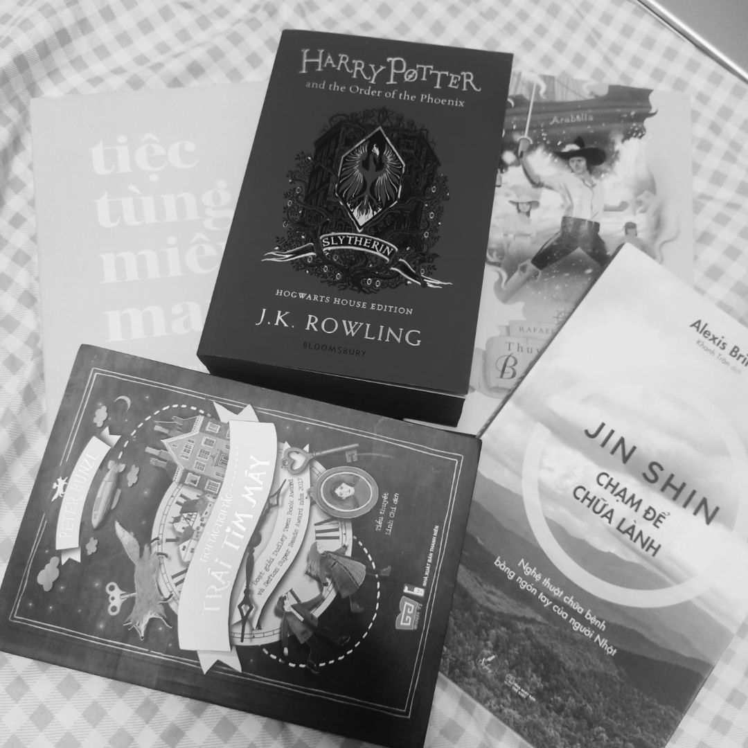 sách mới tinh, tập 5 nên dày kinh khủng, giao hàng cũng nhanh nữa :>