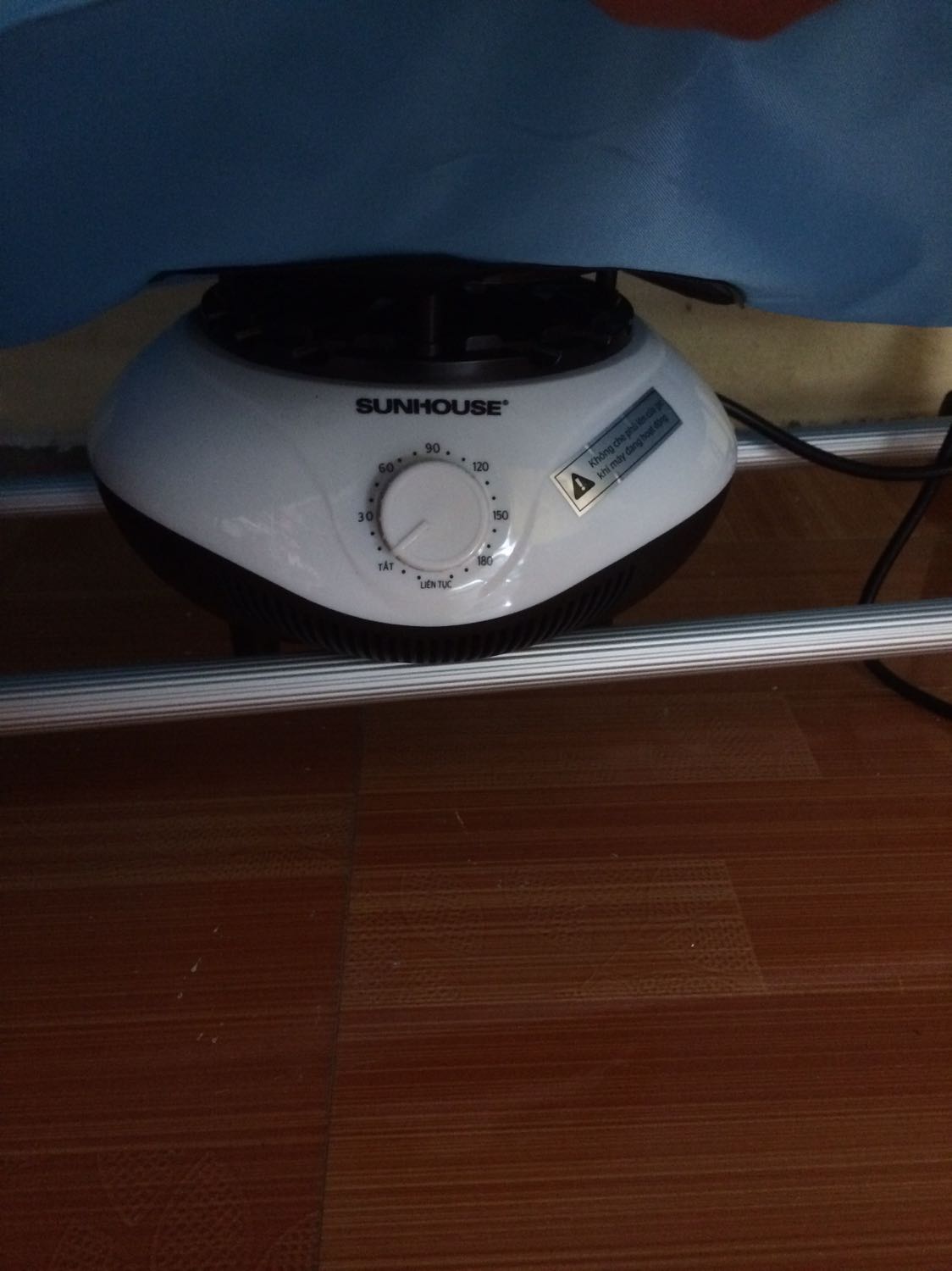 Rất tiện ích với nhà mình vì có 3 đứa nhỏ. Quần áo trong máy giặt bỏ ra mình sấy khoảng 2-3 tiếng là khô. Cái nào dày thì có thể hơn. Những tháng ko nồm ẩm thì mình vẫn phơi nắng cho quần áo thơm. Tủ sẽ treo quần áo nhẹ nhàng. Mình chọn tiki vì chính sách bảo hành rất yên tâm.