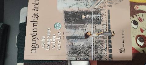 Nhà bán hàng đóng gói cẩn thận, có bọc xốp. Sách đến tay đầy đủ book mark, còn nguyên seal bên ngoài, ko bị móp méo gì. Sẽ tiếp tục mua sách ở đây lần sau