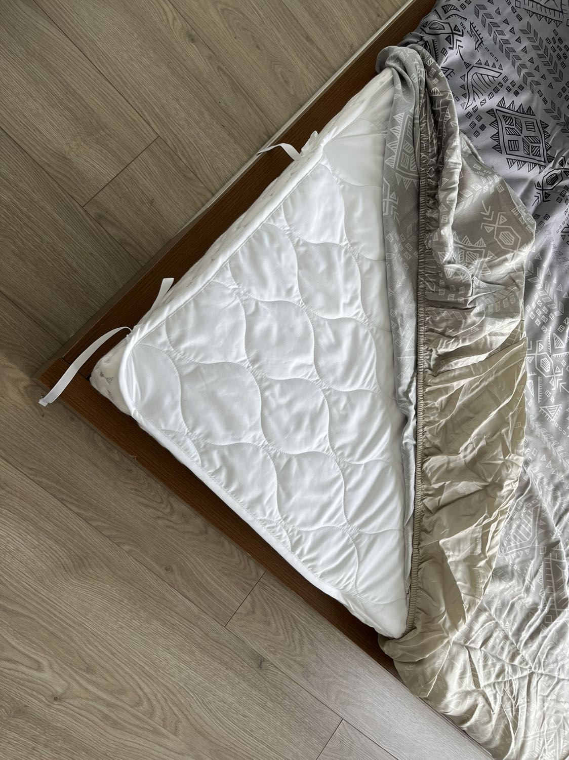 Nhìn và sờ thấy chất liệu cứng cáp, xịn xò. Hy vọng đắt xắt ra miếng chứ giá cao hơn nhiều các thương hiệu khác rồi.