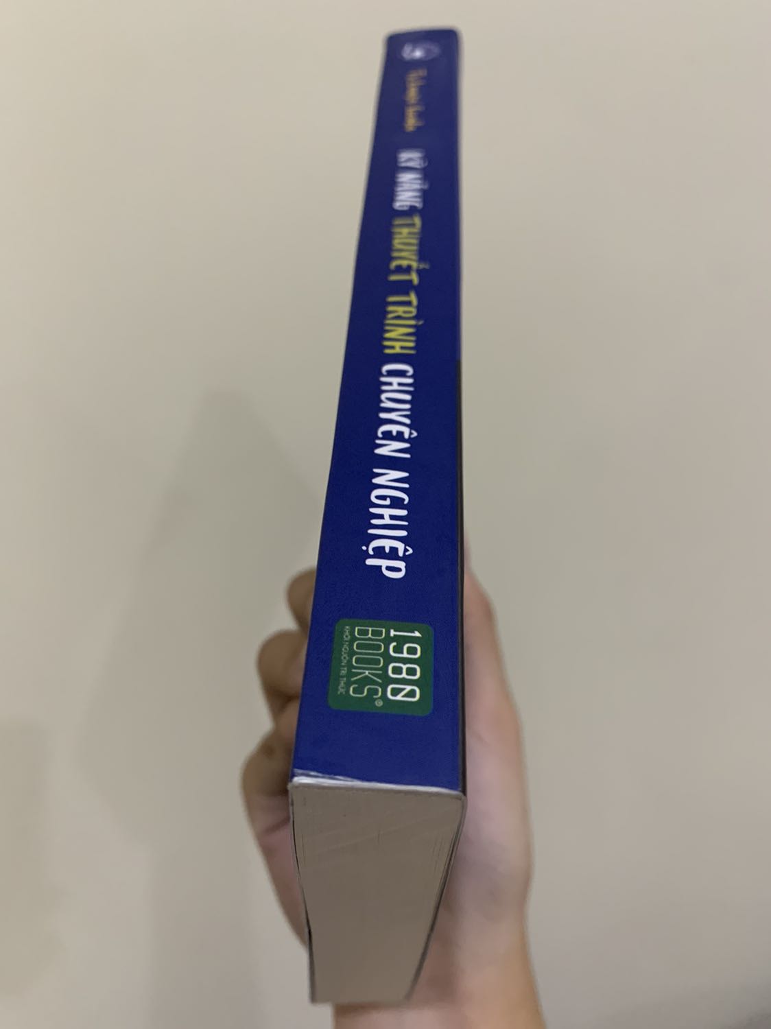 • Thời gian giao hàng tạm được.
• Chất lượng sản phẩm không tốt lắm vì có 1 chỗ của sách bị dính gì đen đen, 1 chỗ khác bị 1 đường đen gì luôn có thể là dấu quẹt của cây viết chì hoặc cái gì đó, còn cuối cùng là có 1 chỗ bị tróc 1 tí. Chung quy lại những cái đó khiến mình không hài lòng mấy về sản phẩm sách này.
• Góp ý đến Shop thêm về cách bảo vệ sản phẩm được tốt hơn khi giao cho khách thì nên bao bọc bằng “xốp chống sốc” hoặc 1 thứ gì khác nhé.
• Shop phục vụ khá ổn