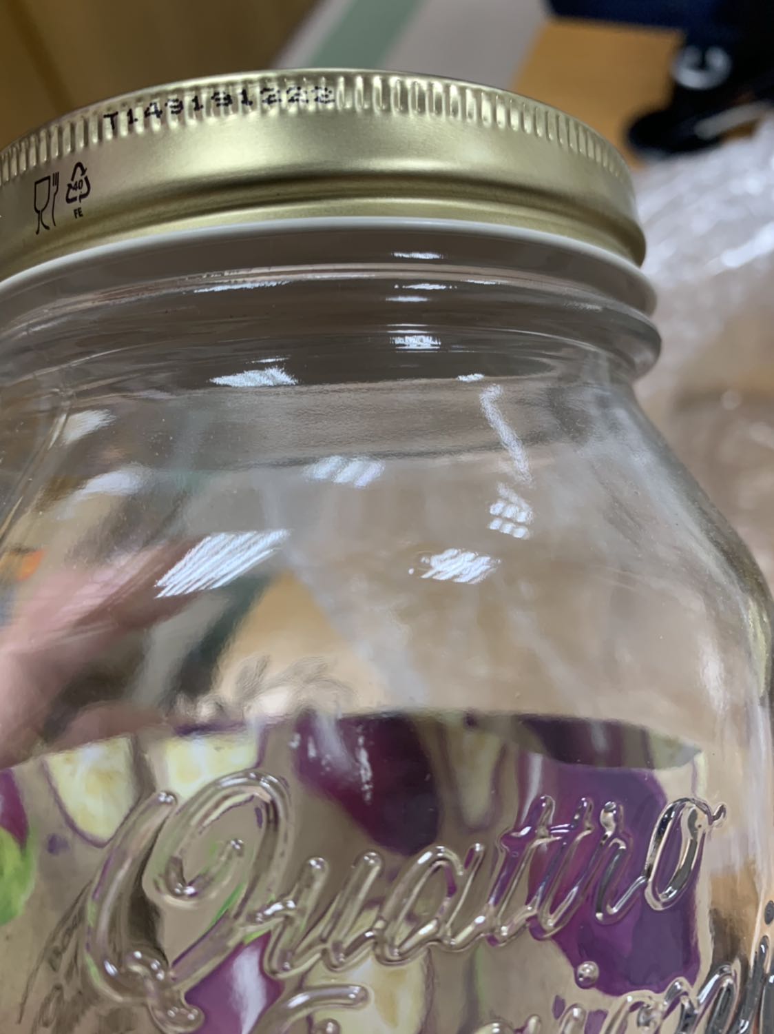 Tiki bọc hàng quá ẩu dù là hàng của Tikitrading, 4 hộp để chung sát nhau k có 1 miếng giấy hay gì đó ngăn cách ra, thấy nhiều phàn nàn về việc này nhưng vẫn k thấy thay đổi gì cả.