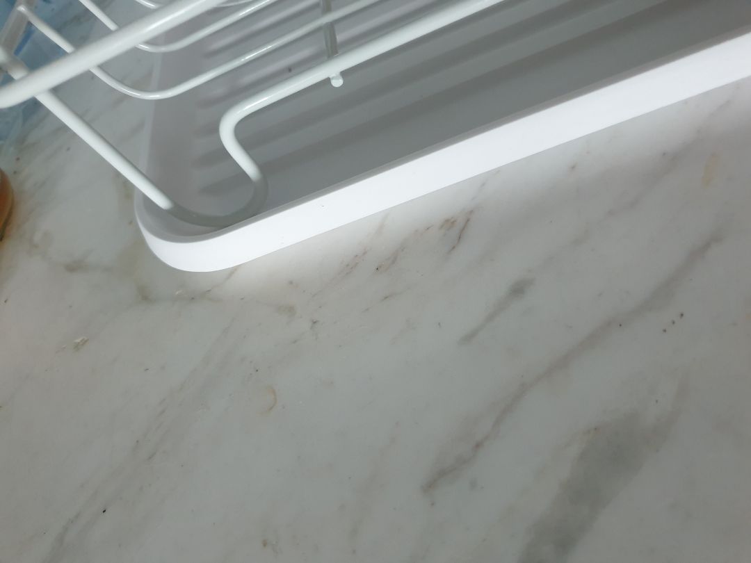 hàng không giống quảng cáo, khay nước không dễ lấy ra được như video, phải nhấc cả bộ kệ lên mới lất được. Các chi tiết gia công xấu, lộ những chỗ chưa sơn. không xứng đáng với giá tiền. 1*