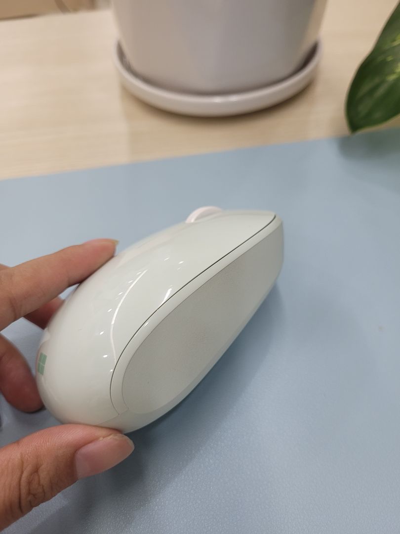 Chuột đẹp, xài ok lắm. kết nối cũng nhanh nữa. Màu thì cưng xỉu, chỉ muốn hốt hết các màu về xài dần.