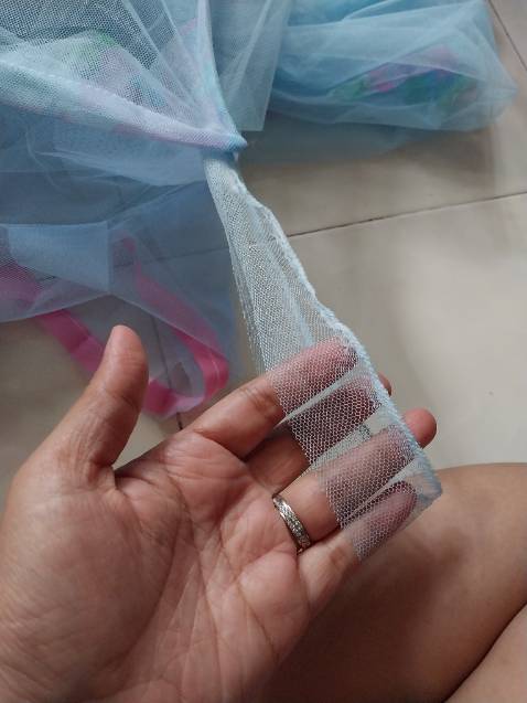 Hàng nhận được có mùi hôi của chất liệu vải hay mực in. Theo mình, đường may hơi dối. Giặt có khả năng tưa hay bung chỉ. Chỗ xếp ly may chưa dính. Chất lượng không được như mình mong đợi. 
Dịch vụ giao hàng của Tiki thì mình ko có gì phàn nàn nàn.